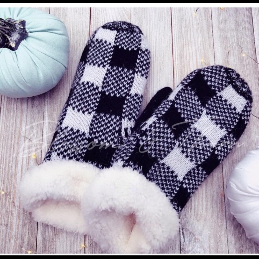 🎄🎉Buffalo Check Mittens🎄🎉 - Picture 2 of 2